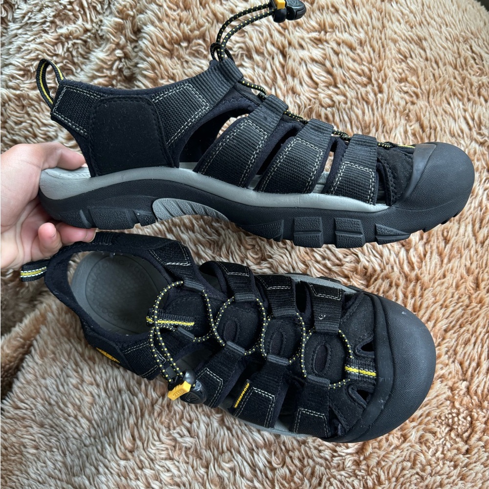 Keen Newport H2 close toed water shoe